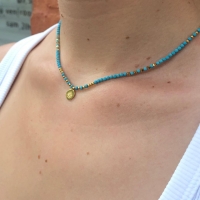 De jolies perles bleues pour matcher avec la couleur de la mer 🌊 💙 
#collier #perles #bijouxcreateur #summervibes